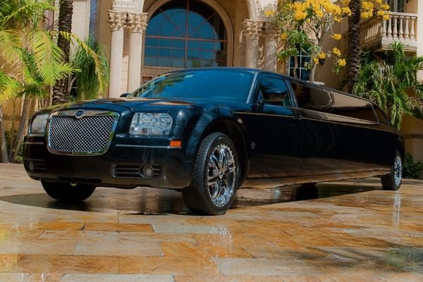 8 Person Chrysler 300 Limo Service Columbus